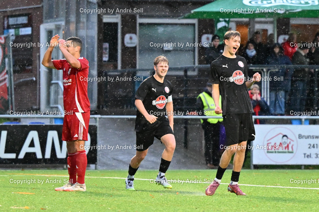 FC Kilia Kiel II vs TSV Flintbek | Dastyn-Sven Ritter (Kilia #27 re.) bejubelt seinen Siegtreffer zum 3-2 / Fußball-Verbandsliga Ost Männer 2026/2027 / FC Kilia Kiel II vs TSV Flintbek / Kilia Sportplatz / Kiel / 10.10.26 - Realisiert mit Pictrs.com
