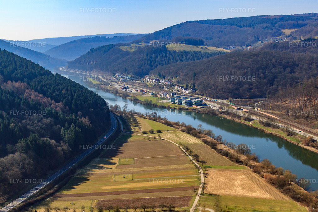 Luftbild: Uferstraße B45 am Neckarufer mit GELITA AG in Eberbach im Bundesland Baden-Württemberg in Deutschland. – Foto: IMG_38051.jpg vom 12.03.2011 durch Werner Riehm/FLY-FOTO.de – Auflösung des Originals: 4752 x 3168 px – GELITA