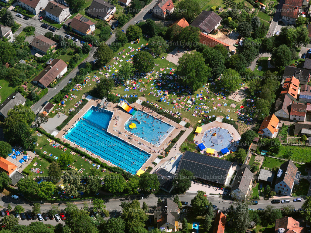 2550373 | GUNDELSHEIM 12.08.2021 Offenes Schwimmbecken des Freibades an der Roemheldstraße in Gundelsheim im Bundesland Baden-Württemberg, Deutschland. // Swimming pool of the outdoor pool on Roemheldstrasse in Gundelsheim in the state Baden-Wuerttemberg, Germany. Foto: Gerhard Launer