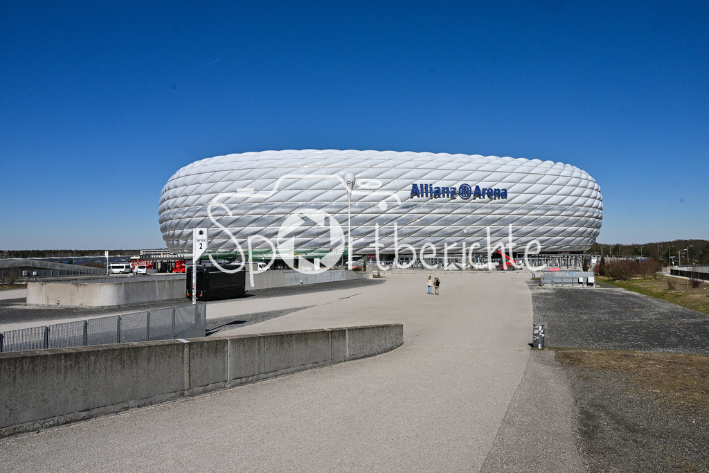 Allianz Arena | Die Esplanade in Muenchen Froettmaning mit Blick auf die Allianz Arena, Symbolbild