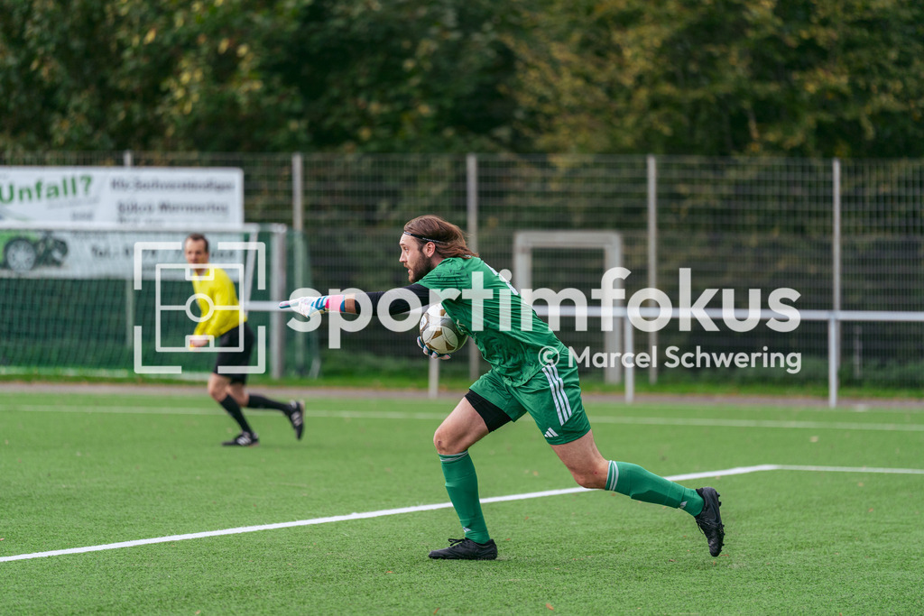 SSV Germania Wuppertal – Cronenberger SC | Leon Wilke (24, SSV Germania Wuppertal) leitet den Angriff  ein. Bezirksliga Niederrhein, Gruppe 2: SSV Germania Wuppertal gegen Cronenberger SC, Wuppertal, 11.10.2026. Endstand: 1:4. sportimfokus / Marcel Schwering - Realisiert mit Pictrs.com
