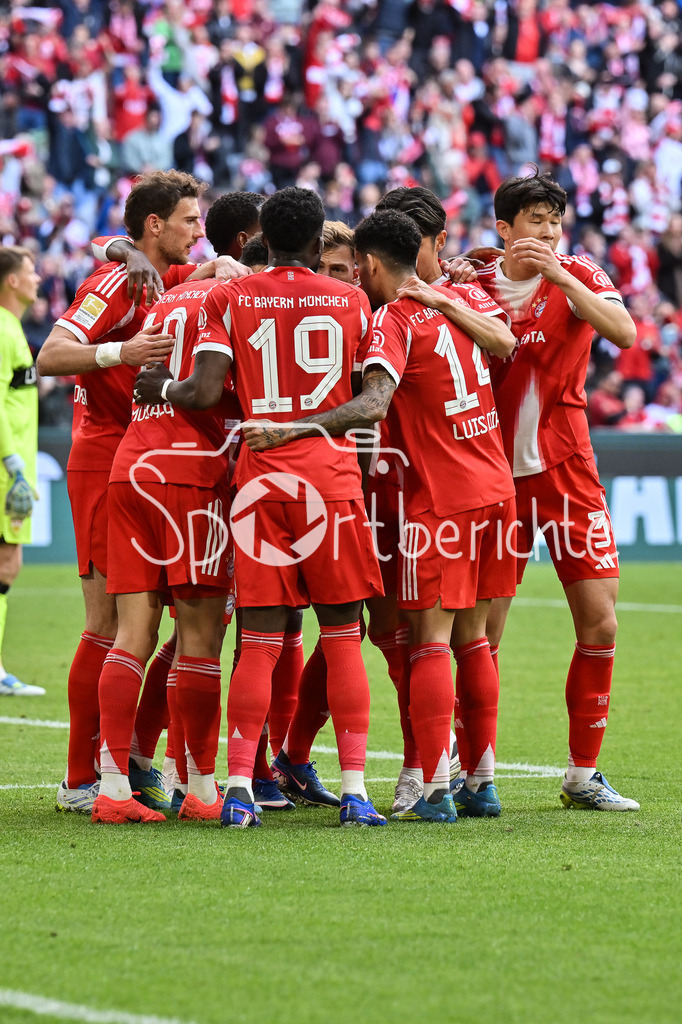 FC Bayern München - VfB Stuttgart | MUNICH, GERMANY - 19. APRIL: Bayern celebrates the goal to makes 1-1 / Tor / Torschuetze / Freude / Happy - Raphael GUERREIRO (FC Bayern Munich 22) - during the Bundesliga Match between FC Bayern Munich vs. VfB Stuttgart at Matchday 30 at Allianz Arena / DFL REGULATIONS PROHIBIT ANY USE OF PHOTOGRAPHS AS IMAGE SEQUENCES AND/OR QUASI-VIDEO