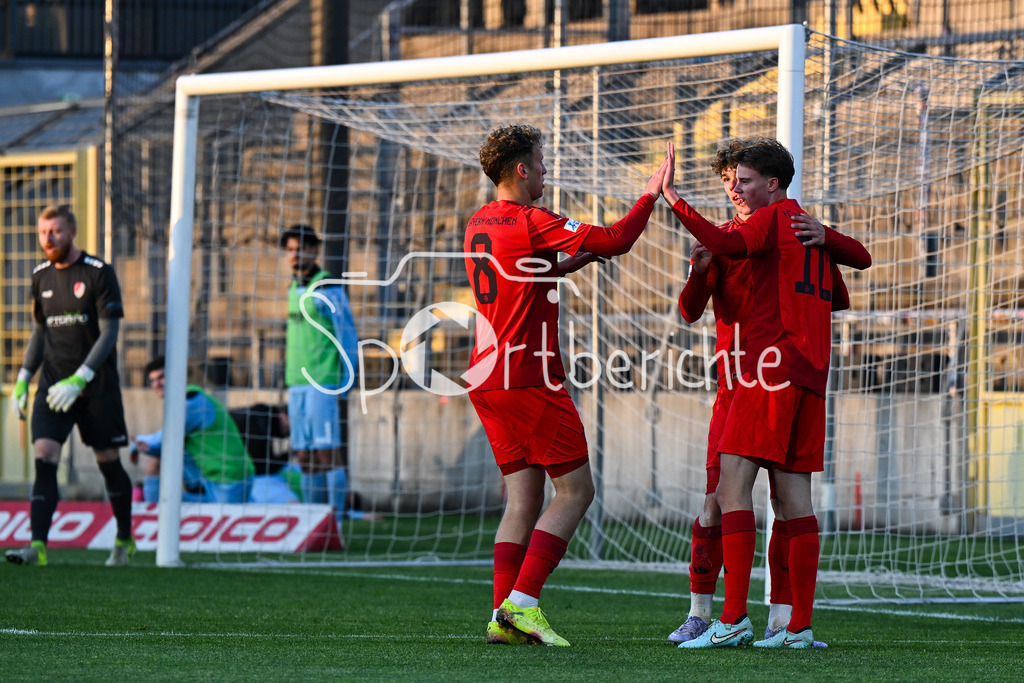 FC Bayern Amateure - Türkgücü München | Jubel der Bayern Amateure nach dem Treffer zum 4-0 durch Maximilian WAGNER (FC Bayern München II #11)  / Tor / Torschuetze / Freude / Happy / Regionalliga Bayern: FC Bayern Muenchen II - Tuerkguecue Muenchen, Gruenwalder Stadion am 09.05.2025