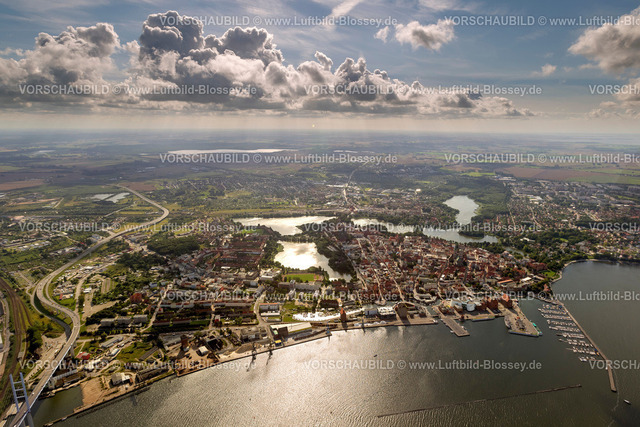 Stralsund12082011 | Hafen, Marina mit dem Deutsche Meeresmuseum und dem Ozeaneum, Stralsund, mit der von Wasser umgebenen Altstadtinsel am Strelasund,  Stralsund, Ostsee, Mecklenburg-Vorpommern, Deutschland, Europa 