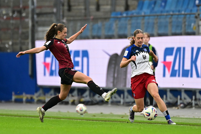 Fußball I Frauen I Saison 2025-2026 I Bundesliga I 10. Spieltag I Hamburger SV - 1. FC Nürnberg I 44851 | Sanja Homann (19, 1. FC Nürnberg) Leni Marie Eggert (29, Hamburger SV) - Realisiert mit Pictrs.com