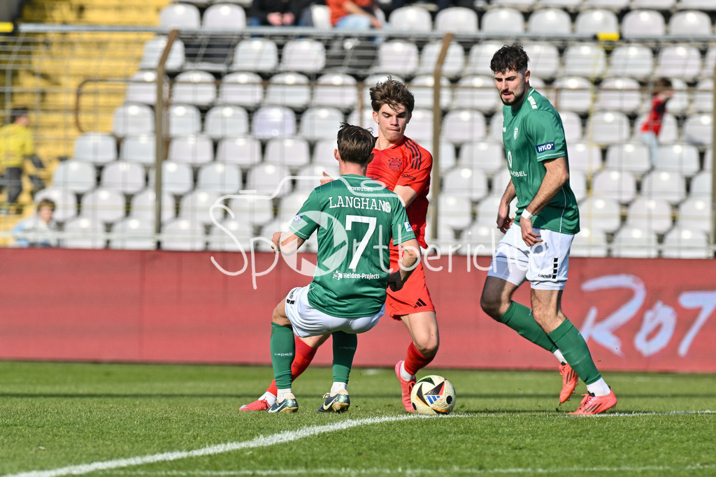 FC Bayern Amateure - 1. FC Schweinfurt 05 | im Duell Leonhard LANGHANS (FC Schweinfurt 7) und Guido DELLA ROVERE (FC Bayern München II #10) / Zweikampf / Regionalliga Bayern: FC Bayern Muenchen II - 1. FC Schweinfurt 1905, Gruenwalder Stadion am 22.02.2025