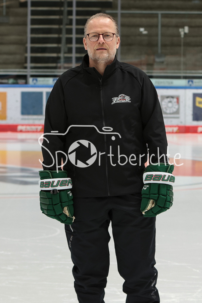 Augsburger Panther 2023/24 | Das Team der Augsburger Panther in der Saison 2023/24 / Im Bild Cheftrainer und Sportlicher Leiter Christof KREUTZER/ Einzelfoto / Freisteller