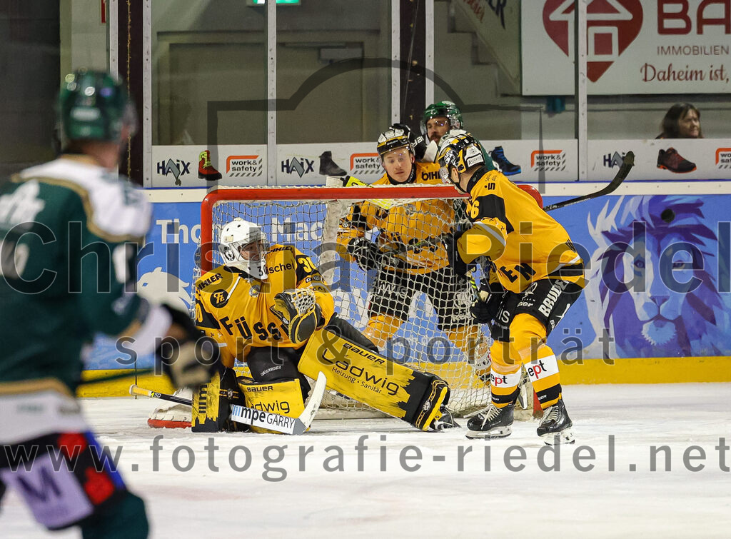 2025-11-02_053_TSV_Erding_gegen_EV_Fuessen | Erding, Deutschland, 02.11.2025:Eishockey, Oberliga Süd 2025 / 2026, 15. Spieltag, TSV Erding gegen EV Füssen, Endergebnis: 2:6Torwart Timotej Pancur (EV Füssen, #30), Ondrej Zelenka (EV Füssen, #6)Foto: Christian Riedel / fotografie-riedel.net
