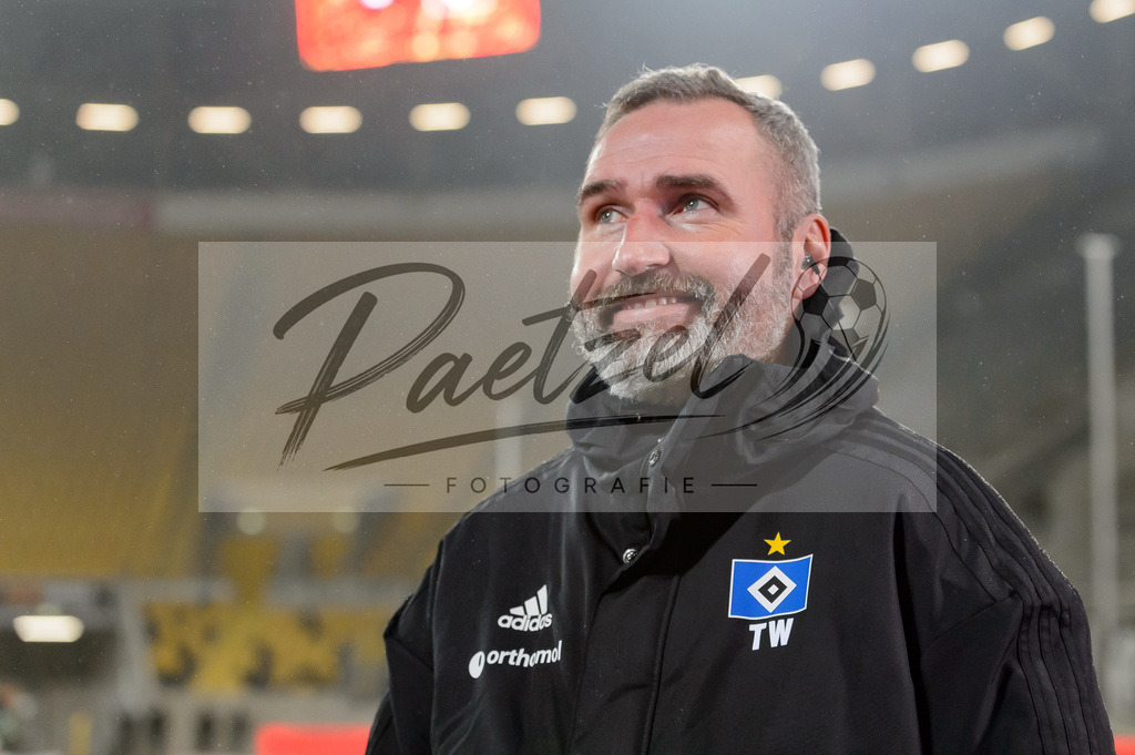 SGDHSV20220114_169 | Fussball, Herren: Trainer Tim Walter (Hamburger SV) schaut bei dem Spiel der 2. Bundesliga zwischen SG Dynamo Dresden und Hamburger SV im Rudolf-Harbig-Stadion am 14.01.2022 in Dresden, Deutschland.DFB / DFL REGULATIONS PROHIBIT ANY USE OF PHOTOGRAPHS AS IMAGE SEQUENCES AND/OR QUASI-VIDEO. - Realisiert mit Pictrs.com