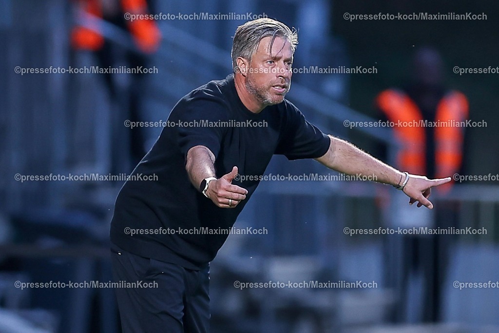 FCVK29082501067 | 29.08.2025, Fußball, FC Viktoria Köln – SSV Jahn Regensburg, 3.Liga, Sportpark Höhenberg, Saison 2025 2026: Cheftrainer Michael Wimmer (Jahn Regensburg #hc) gestikulierend am Spielfeldrand  DFB regulations prohibit any use of photographs as image sequences and or quasi-video.
