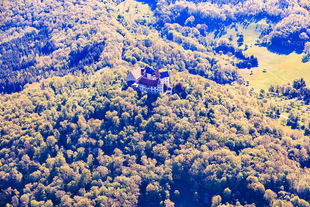 Luftbild: Deutsches Burgenmuseum Veste Heldburg mit Burgrestaurant, Cafe, Hochzeitslocation und Burgkapelle - Fränkische Leuchte in Heldburg im Bundesland Thüringen in Deutschland.Foto: IMG_155717.jpg vom 02.05.2026 durch Werner Riehm/FLY-FOTO.deAuflösung des Originals: 5757 x 3838 pxDeutsches Burgenmuseum - Faszination BurgWWW.RESTAURANT-VESTE-HELDBURG.DEWWW.EKMD.DE
