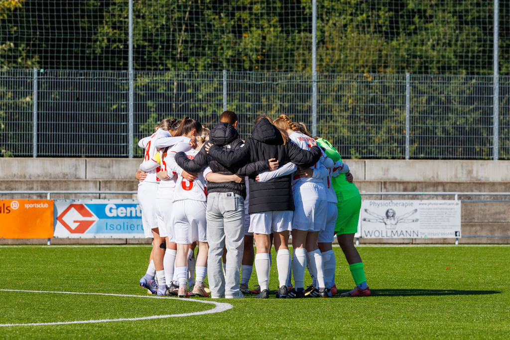 FCHHÜT_251003_2699 | 1.FC Heidenheim 1846 II vs. TSV Hüttlingen, Fußball, Frauen, Bezirkspokal, 2025/2026, 1.Runde, 03.10.2025 in Mergelstetten, Sportplatz 2(Foto: Michael Bulling) - Realisiert mit Pictrs.com