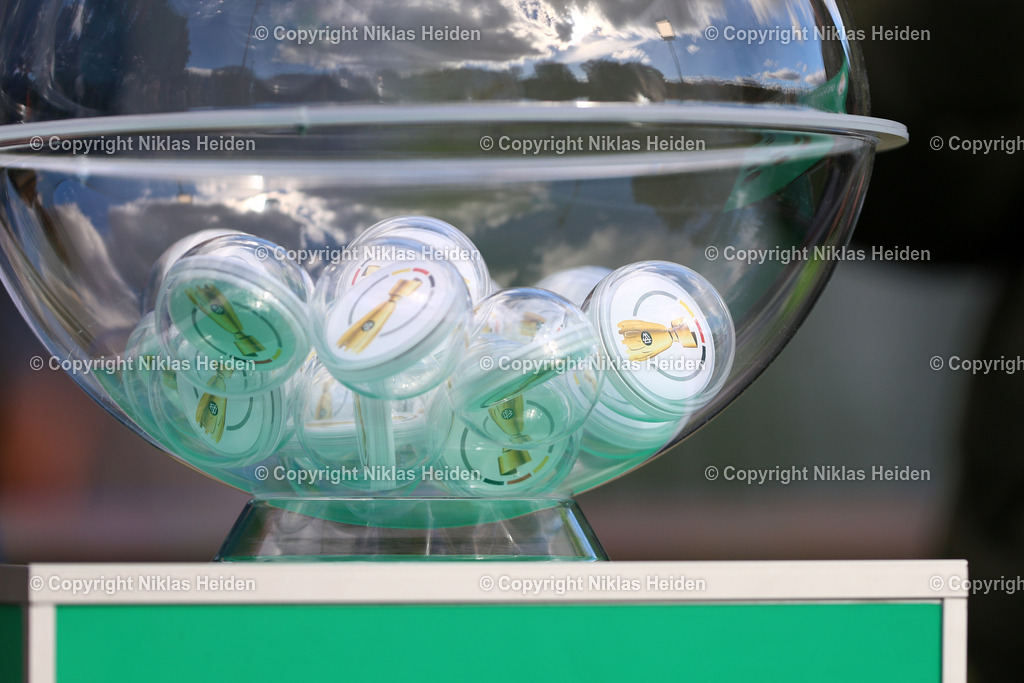 NH_HamburgerSVU19_SVWerderBremenU19_DFBNachwuchsliga_18102025 | Loskugeln in der Losttrommel für den Junioren DFB-Pokal.Fußball I Junioren I U19 DFB-Nachwuchsliga Vorrunde Gruppe A I Saison 2025-2026 I 8. Spieltag I Hamburger SV U19 - SV Werder Bremen U19 I 18.10.2025 I Trainingsplatz Volksparkstadion