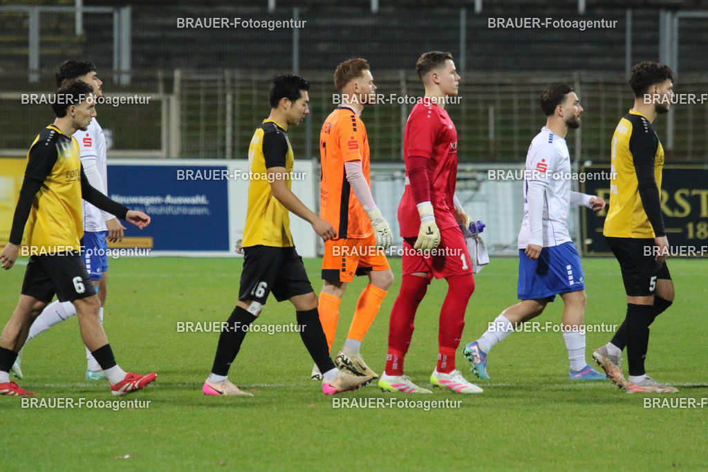 KFC Uerdingen - Ratingen 04/19 | Krefeld, Deutschland, 02.12.25 Die Torhüter Marvin Gomoluch (Ratingen) und Jonas Holzum (KFC Uerdingen) vor dem Oberliga Niederrhein Spiel zwiachen KFC Uerdingen - Ratingen 04/19 im Krefelder Grotenburg Stadion am 02. Dezember 2025 in Krefeld (Foto von Ralph Görtz / Brauer-Fotoagentur)