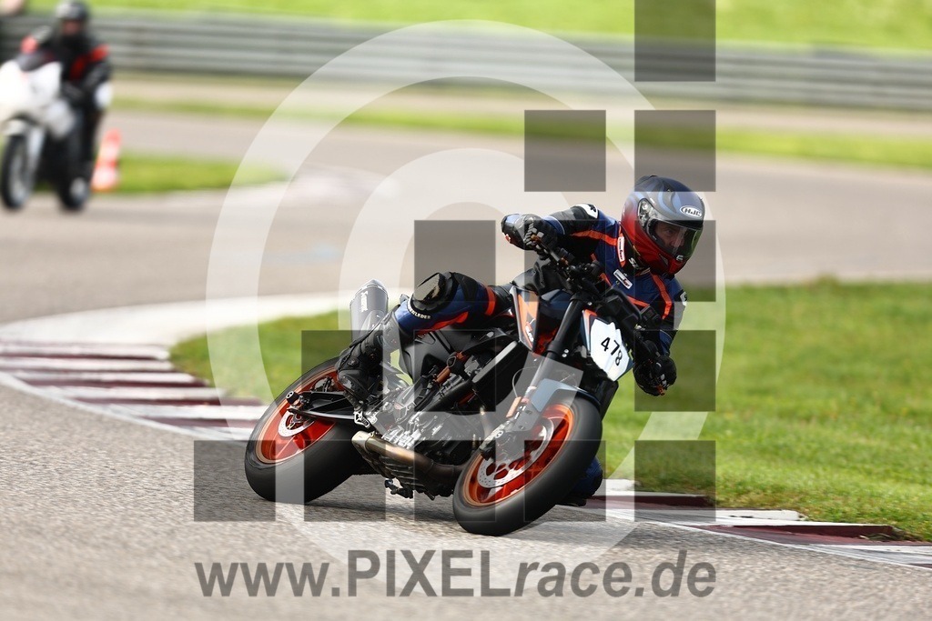 0478-20250928_00549 | Schöne Erinnerungen an spannende Momente - das festzuhalten ist unser Job. PIXELrace.de ist seit 2003 auf den Rennstrecken Europas unterwegs um die Action draußen beim Fahren und die wunderbare Stimmung imm Fahrerlager für euch einzufangen.