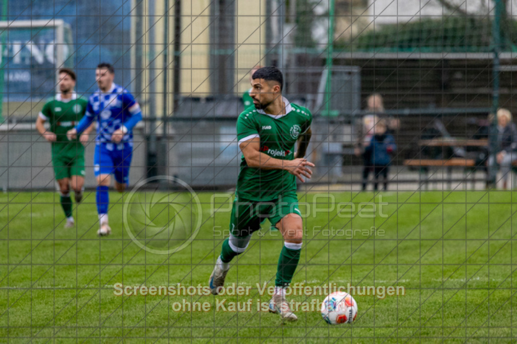 20251116_150103_0593 | #,KSG Eislingen (grün) vs. Croatia 2012 Geislingen (blau), Fussball, Kreisliga A3 - Bezirk Neckar/Fils, 13. Spieltag, Saison 2025/2026, Rasensportplatz KSG, Albstraße 69, 73054 Eislingen, 16.11.2025 - 14:30 Uhr,Foto: PhotoPeet-Sportfotografie/Peter Harich