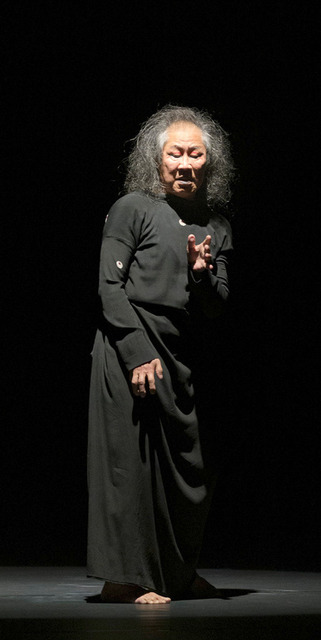 Tadashi Endo - HaDo - waves movement | Digital Fotografie für großformatige FineArtPrint, im Junges Theater Göttingen 2017, Butoh Tänzer Tadashi Endo: http://www.butoh-ma.de/
Digital photography for large format FineArtPrint, in Junges Theater Göttingen 2017, Butoh Tänzer Tadashi Endo: http://www.butoh-ma.de/
 - Realisiert mit Pictrs.com