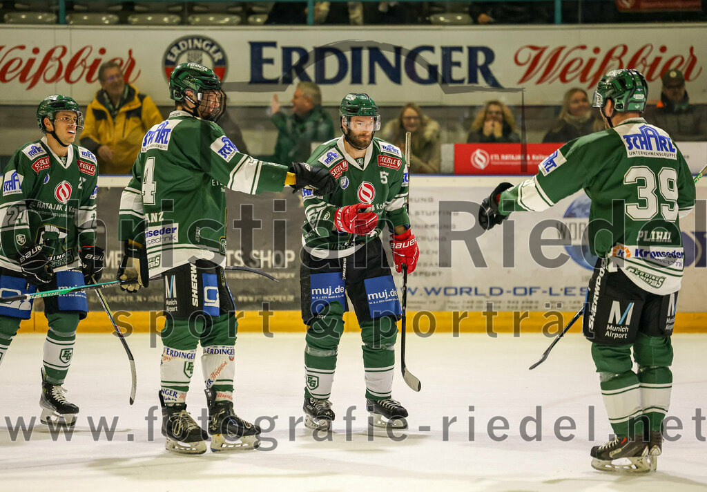 2024-01-05_150_TSV_Erding_gegen_VfE_Ulm-Neu-Ulm | Erding, Deutschland, 05.01.2024:
Eishockey, Bayernliga Vorrunde 2023 / 2024, 22. Spieltag, TSV Erding gegen VfE Ulm/Neu-Ulm, Endergebnis: 7:6

Mark Waldhausen (Erding Gladiators, #27), Simon Franz (Erding Gladiators, #4), Petr Pohl (Erding Gladiators, #55), Thomas Plihal (Erding Gladiators, #39)

Foto: Christian Riedel / fotografie-riedel.net