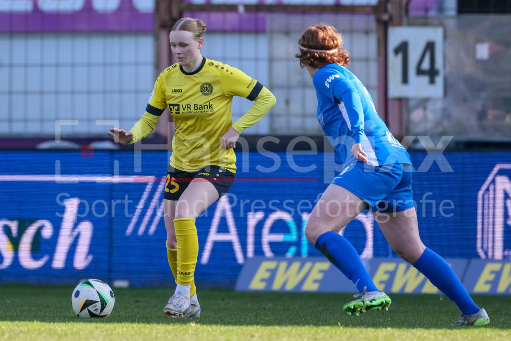 Fussball, 2. Frauen-Bundesliga, SV Meppen - SV 67 Weinberg | v.li.: Solveig Schlitter (SV 67 Weinberg, 25) und Lena Göppel (SV Meppen, 5) im Zweikampf, Duell, Dynamik, Aktion, Action, Spielszene, DIE DFB-RICHTLINIEN UNTERSAGEN JEGLICHE NUTZUNG VON FOTOS ALS SEQUENZBILDER UND/ODER VIDEOÄHNLICHE FOTOSTRECKEN. DFB REGULATIONS PROHIBIT ANY USE OF PHOTOGRAPHS AS IMAGE SEQUENCES AND/OR QUASI-VIDEO.
