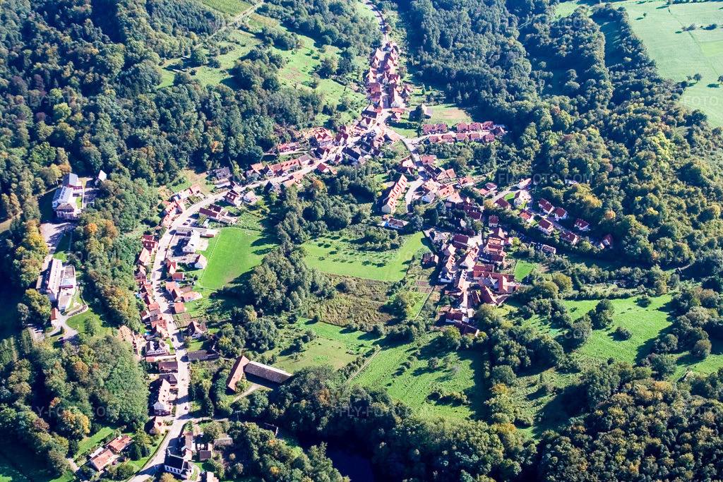 Aerial view: View of the town in Weiler in the state Bas-Rhin, France. – Photo: IMG_4314.jpg taken on 10/08/2006 by Werner Riehm/FLY-FOTO.com – Resolution of the original: 3456 x 2304 px