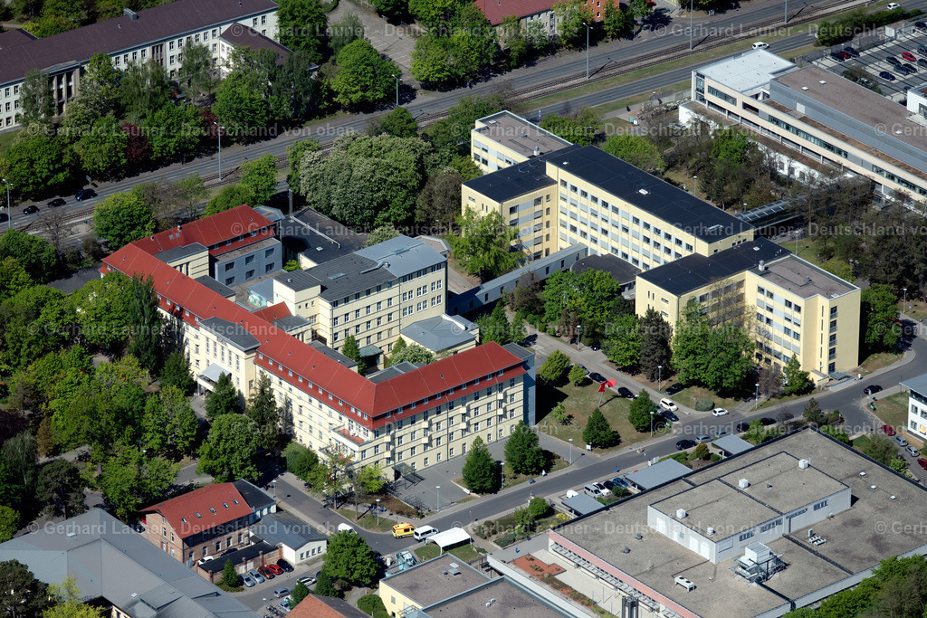 4026720 | ERFURT 07.05.2020 Sicherheitsumzäunung am Gelände der Forensik - Psychiatrie des "Helios Klinikum Erfurt" an der Nordhäuser Straße im Ortsteil Andreasvorstadt in Erfurt im Bundesland Thüringen, Deutschland. Weiterführende Informationen bei: HELIOS Kliniken GmbH. // Security fencing on the grounds of forensics - psychiatry of "Helios Klinikum Erfurt" on Nordhaeuser Strasse in the district Andreasvorstadt in Erfurt in the state Thuringia, Germany. Further information at: HELIOS Kliniken GmbH. Foto: Gerhard Launer