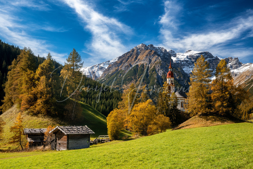 Obernberg | Die Kirche von Obernberg im Herbst