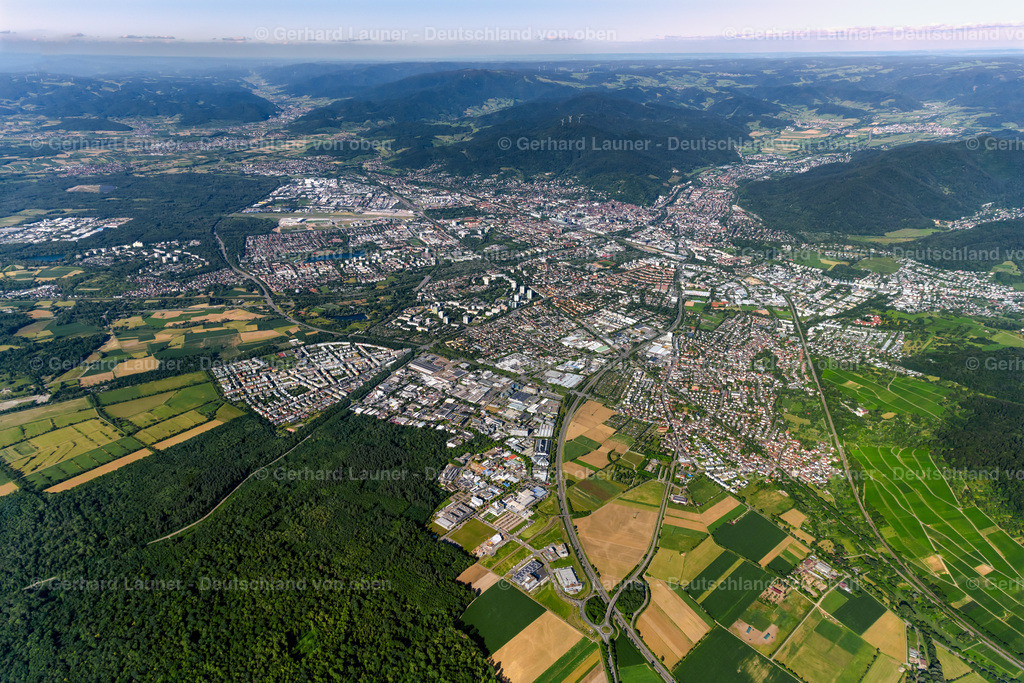 4034216 | BETZENHAUSEN 30.06.2020 Stadtgebiet mit von Wald- und Forstflächen umsäumten Außenbezirken und Innenstadtbereich in Betzenhausen im Bundesland Baden-Württemberg, Deutschland // Urban area with outskirts and inner city area surrounded by woodland and forest areas in Betzenhausen in the state Baden-Wuerttemberg, Germany Foto: Gerhard Launer