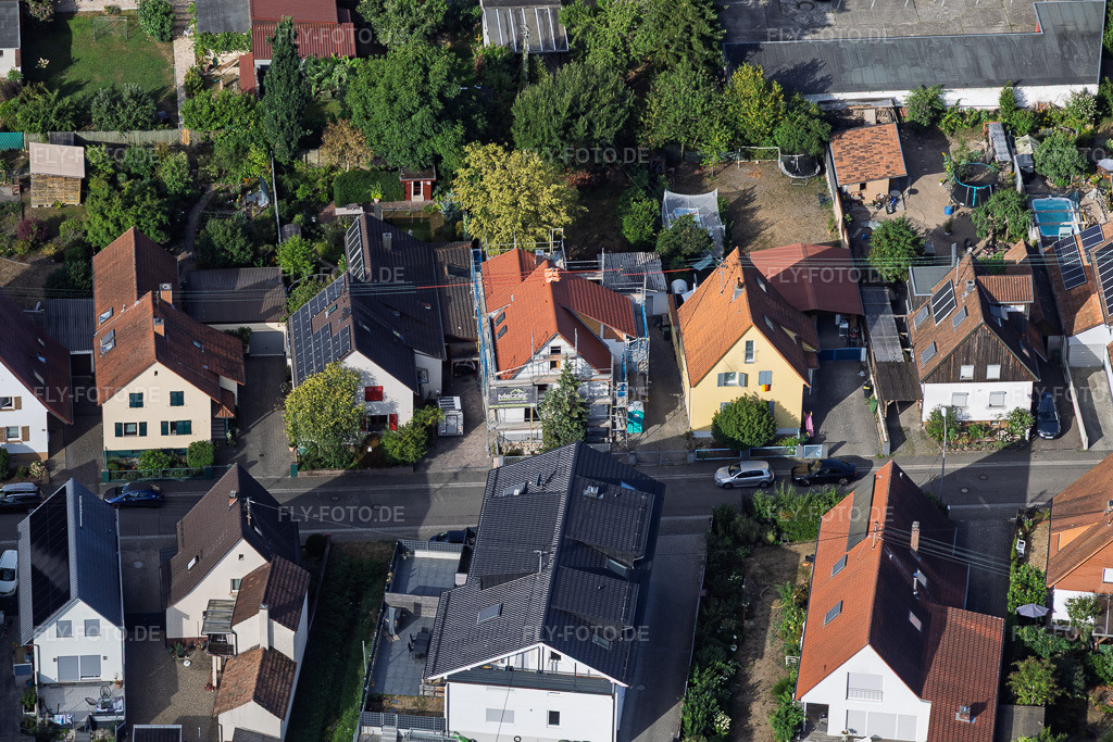 Luftbild: Baustelle zur Totalrenovierung eines EFH in der Waldstr in Kandel im Bundesland Rheinland-Pfalz in Deutschland. – Foto: IMG_158472.jpg vom 06.08.2026 durch Werner Riehm/FLY-FOTO.de – Auflösung des Originals: 5258 x 3505 px