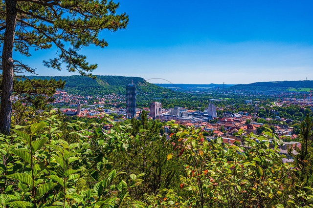 2023-08-11_14-14-39_170 | Blick über Jena mit dem Jentower im Zentrum der Stadt und den Kernbergen im Hintergrund, Jena, Thüringen, Deutschland - Realisiert mit Pictrs.com