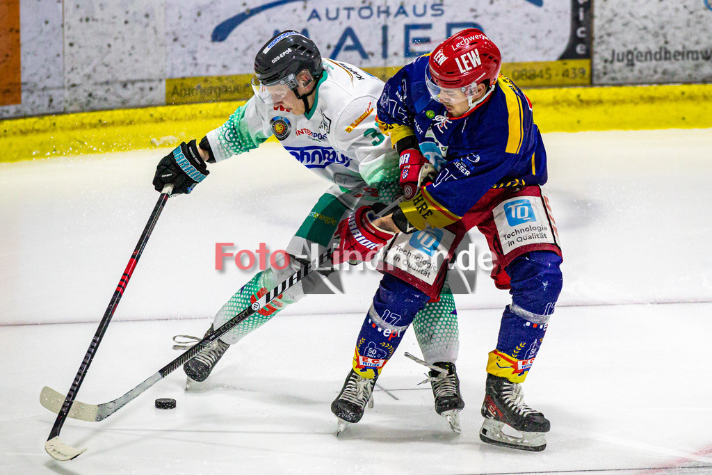 Achtelfinale Spiel 2 EC Peiting vs ESC Wohnbau Moskitos Essen | Eishockey Oberliga Süd Playoffs 2023/2024, Achtelfinale Spiel 2 EC Peiting vs ESC Wohnbau Moskitos Essen, 20240305,
Duell zwischen Niklas HANE (Moskitos 33) und Samuel PAYEUR (ECP 17),
2024-03-05 in Peiting (Eisstadion)
33 Niklas HANE (Moskitos 33), 17 Samuel PAYEUR (ECP 17)
Copyright: WolfgangxLindner sportworld