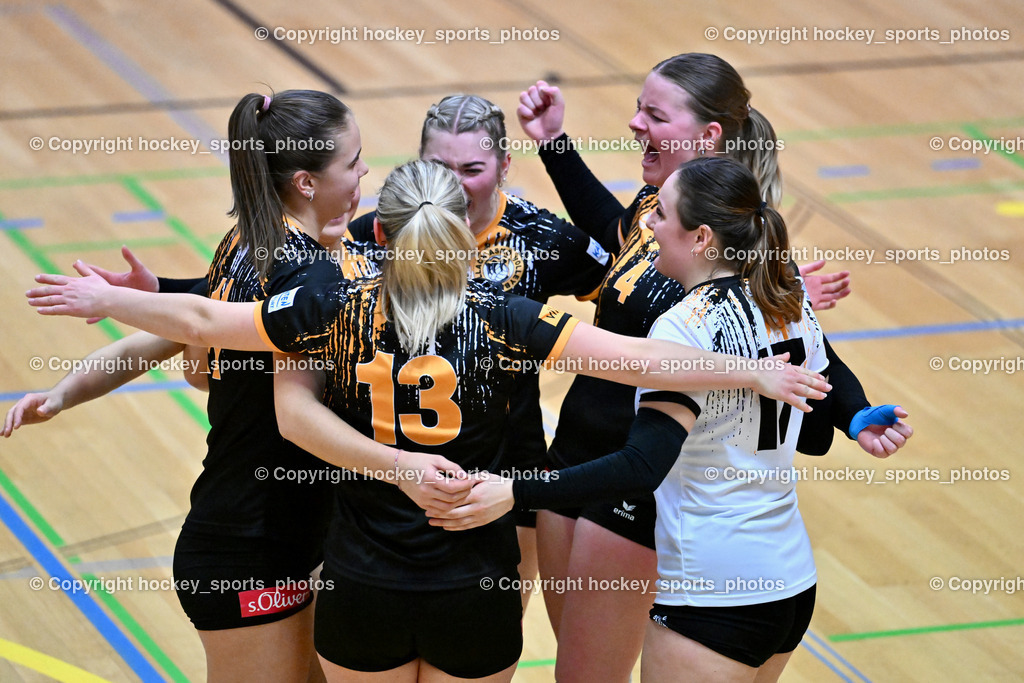 ASKÖ Volley Eagles Villach vs. VC Hausmannstätten | Jubel ASKÖ Volley Eagles Villach Mannschaft, #13 BEBEKAJLO Vanessa ASKÖ Volley Eagles Villach, #11 Ilvie HOFER ASKÖ Volley Eagles Villach, #17 PIRKER Sophie ASKÖ Volley Eagles Villach, #4 KOOPMAN Marjon ASKÖ Volley Eagles Villach, #25 SCHULER Chiara ASKÖ Volley Eagles Villach, ASKÖ Volley Eagles Villach vs. VC Hausmannstätten, ASKÖ Volley Eagles Villach vs. VC Hausmannstätten am 01.02.2025 in Villach (Ballspielhalle Lind), Austria, (Photo by Bernd Stefan)