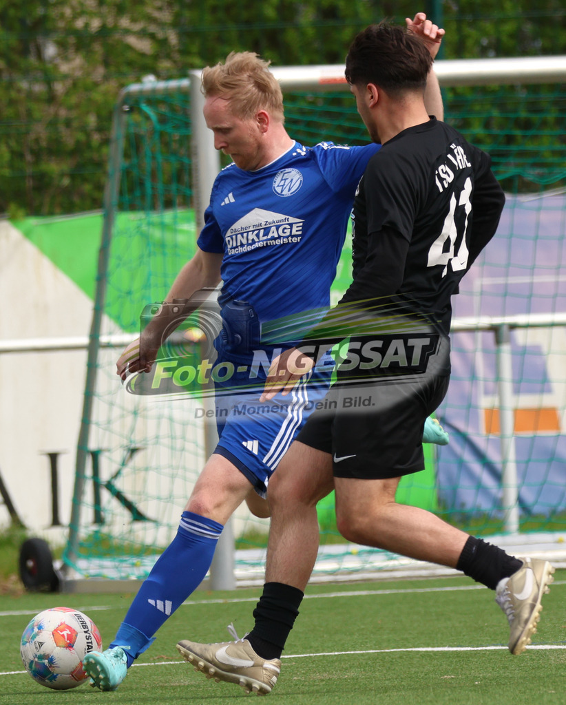 SV Enger-Westerenger - TSV Löhne | Auf dem Bild zu sehen: blau SV Enger-Westerenger: Henrik Jablonowski ; schwarz TSV Löhne: Yusuf Yagiz SV Enger-Westerenger, TSV Löhne, Saison 25/26, Kreisliga A, Enger, Deutschland - Realisiert mit Pictrs.com