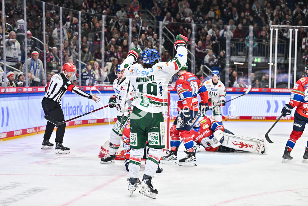 Eisbären Berlin - Augsburger Panther | BERLIN, GERMANY - 04. JANUARY: Jubel der Gäste nach dem Treffer zum 3-5 druch Riley DAMIANI (Augsburger Panther 19) / Tor / Torschuetze / Freude / Happy während dem Match zwischen den Eisbären Berlin und den Augsburger Panthern am 36. Spieltag der Penny DEL in der UBER Arena