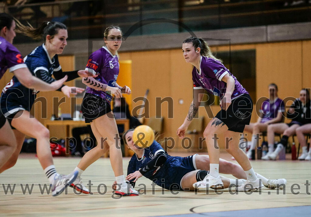 2024-02-03_061_SpVgg_Altenerding_gegen_SpVgg_Erdweg | Erding, Deutschland, 03.02.2024:
Handball, Bezirksoberliga Frauen Altbayern 2023 / 2024, 13. Spieltag, SpVgg Altenerding gegen SpVgg Erdweg, Endergebnis: 25:21

Lena Prem (SpVgg Altenerding, #5), Alina Nefzger (SpVgg Erdweg, #8), Verena Bauer (SpVgg Altenerding, #55)

Foto: Christian Riedel / fotografie-riedel.net