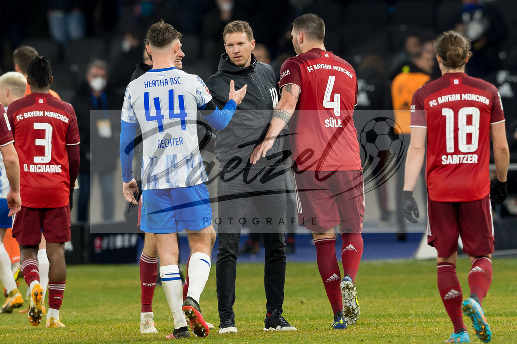 BSCFCB20220123_353 | Fussball, Herren: Trainer Julian Nagelsmann (FC Bayern Muenchen), Linus Jasper Gechter (Hertha BSC) und Niklas Suele (FC Bayern Muenchen) klatschen sich ab bei dem Spiel der 1. Bundesliga zwischen Hertha BSC und FC Bayern Muenchen im Olypiastadion am 23.01.2022 in Berlin, Deutschland.DFB / DFL REGULATIONS PROHIBIT ANY USE OF PHOTOGRAPHS AS IMAGE SEQUENCES AND/OR QUASI-VIDEO. - Realisiert mit Pictrs.com
