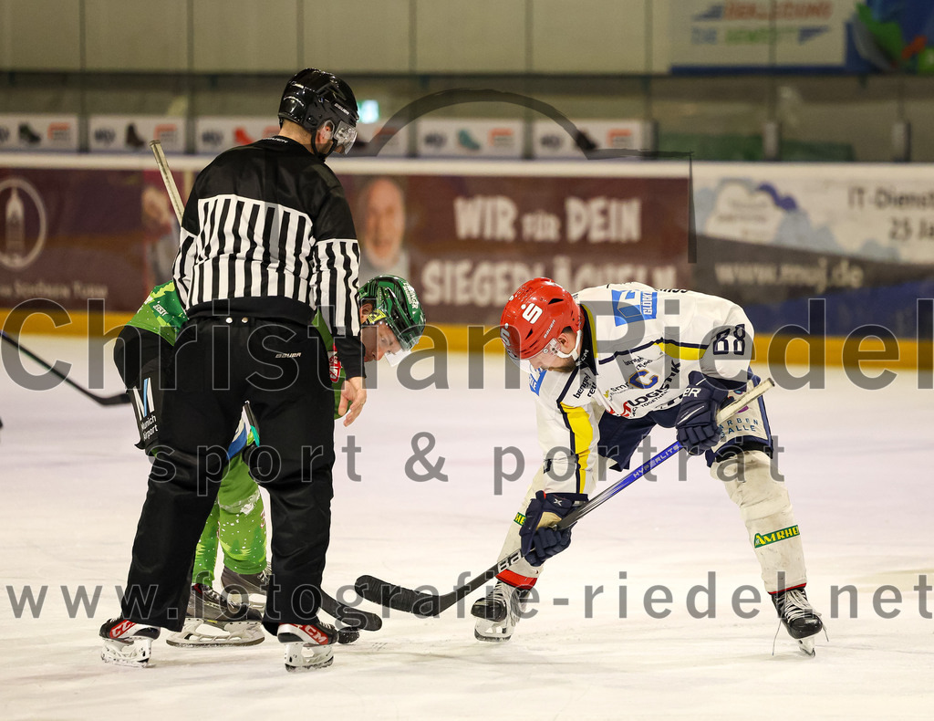 2023-12-26_128_TSV_Erding_gegen_ERV_Schweinfurt | Erding, Deutschland, 26.12.2023:
Eishockey, Bayernliga Vorrunde 2023 / 2024, 20. Spieltag, TSV Erding gegen ERV Schweinfurt, Endergebnis: 9:3

Thomas Plihal (Erding Gladiators, #39), Dylan Hood (ERV Schweinfurt, #88)

Foto: Christian Riedel / fotografie-riedel.net