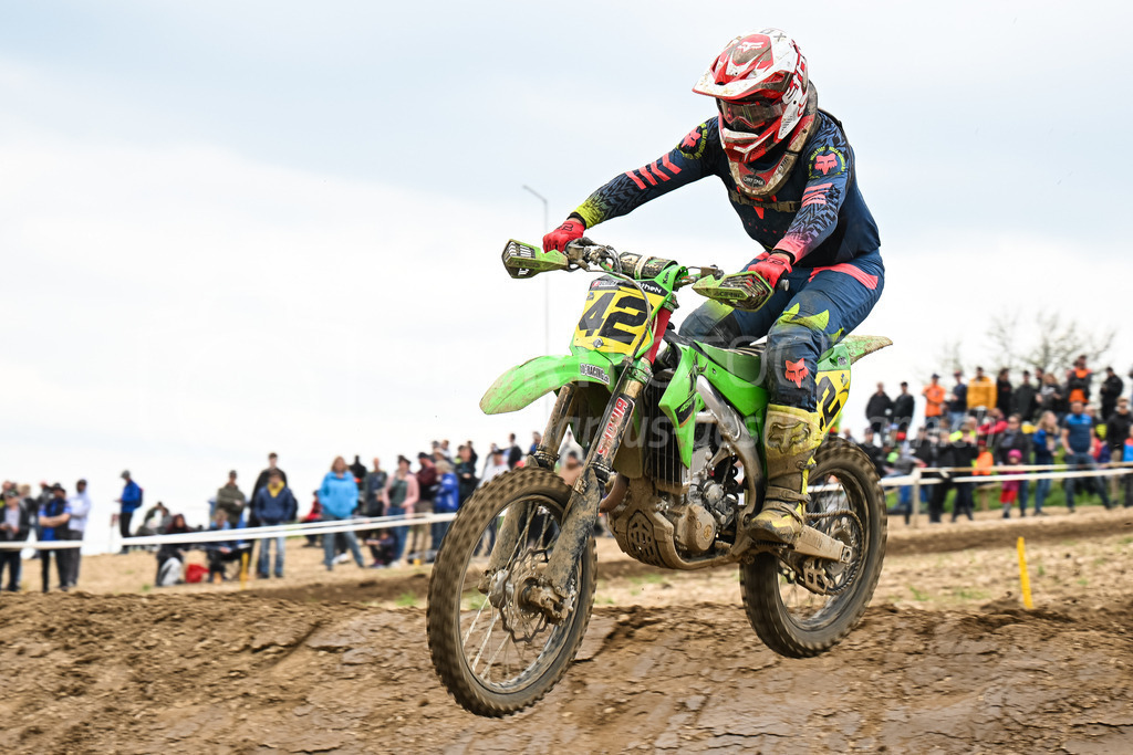 Motocross Schlatt bei Winterthur - 30. April 2023 | #42 Elmer Lukas aus Zuerich (CH) auf Kawasaki in der Kategorie ProRace Serie am Motocross Schlatt bei Winterthur, 30. April 2023. 
Instagram: @mx_schlatt | @mc_wila | @sam_schweiz
Bild: Sportfotografie Markus Aeschimann | www.markus-aeschimann.ch - Realisiert mit Pictrs.com