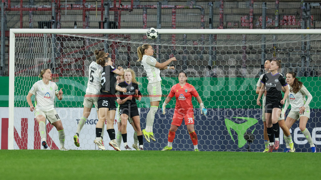 Fussball, DFB-Pokal Frauen, SGS Essen - SV Werder Bremen | v.li.: Lina Hausicke (SV Werder Bremen, 18), Michelle Ulbrich (SV Werder Bremen, 5), Paulina Platner (SGS Essen, 25), Julie Terlinden (SGS Essen, 2), Medina Desic (SV Werder Bremen, 9) und Mariella El Sherif (Torhüterin, Torwart, SV Werder Bremen, 39) im Zweikampf, Duell, Dynamik, Aktion, Action, Spielszene, DIE DFB-RICHTLINIEN UNTERSAGEN JEGLICHE NUTZUNG VON FOTOS ALS SEQUENZBILDER UND/ODER VIDEOÄHNLICHE FOTOSTRECKEN. DFB REGULATIONS PROHIBIT ANY USE OF PHOTOGRAPHS AS IMAGE SEQUENCES AND/OR QUASI-VIDEO.