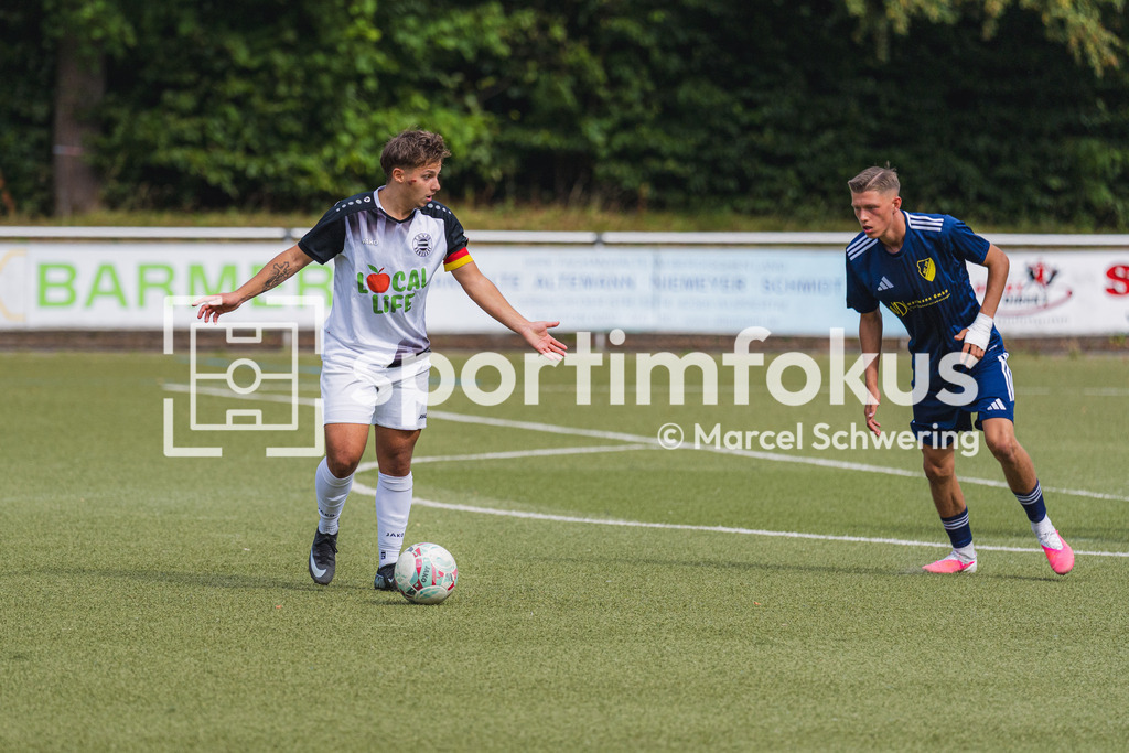 Wuppertaler Tennis-Stadtmeisterschaften | Nico Fuchs (TSV 05 Ronsdorf) im Dribbling. TSV 05 Ronsdorf gegen SC 1920 Oberhausen, Niederrheinpokal, 1. Runde, Kunstrasenplatz Sportplatz Parkstraße, Wuppertal, 09.08.2026. - Realisiert mit Pictrs.com