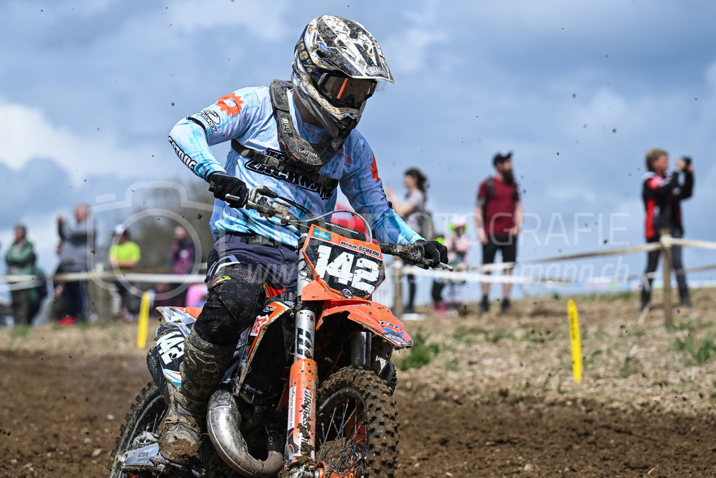 Motocross Schlatt bei Winterthur - 29. April 2023 | #142 Schenk Benaja aus Zihlschlacht (CH) auf KTM in der Kategorie MX2 am Motocross Schlatt bei Winterthur, 29. April 2023.
Instagram: @mx_schlatt | @mc_wila | @sam_schweiz
Bild: Sportfotografie Markus Aeschimann | www.markus-aeschimann.ch - Realisiert mit Pictrs.com