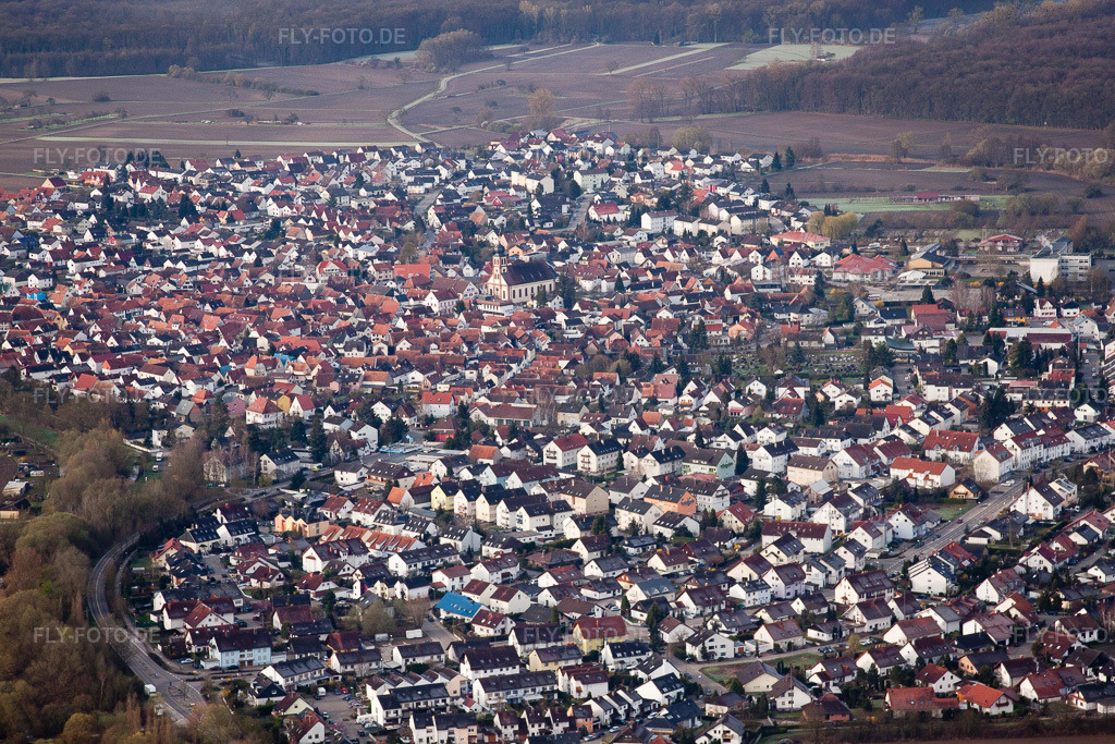Luftbild: Ortsansicht von Nordosten in Hagenbach im Bundesland Rheinland-Pfalz in Deutschland. Foto: IMG_25444.jpg vom 02.04.2010 durch Werner Riehm/FLY-FOTO.de