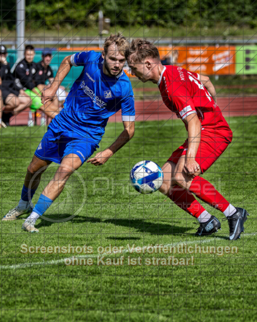 20250824_160602_0135-Bearbeitet | #,1.FC Eislingen (blau) vs. MTV Stuttgart (rot), Fussball, Landesliga 2 - wfv, 02. Spieltag, Saison 2025/2026, Rasenplatz, Eichbachstation, Haldenstraße, 73054 Eislingen, 24.08.2025 - 15:00 Uhr,Foto: PhotoPeet-Sportfotografie/Peter Harich