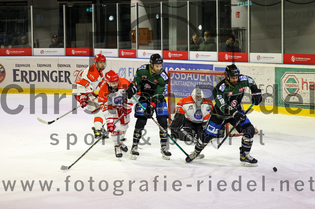 2022-12-02_116_TSV_Erding_gegen_EV_Pegnitz | Erding, Deutschland, 02.12.2022:
Eishockey, Bayernliga 2022 / 2023, 17. Spieltag, TSV Erding gegen EV Pegnitz, Endergebnis: 9:3

Jonas Voigt (EV Pegnitz, #6), Leopold Trautmann (EV Pegnitz, #25), Florian Zimmermann (Erding Gladiators, #5), Torwart Filip Rieger (EV Pegnitz, #51), Daniel Krzizok (Erding Gladiators, #18)

Foto: Christian Riedel / fotografie-riedel.net