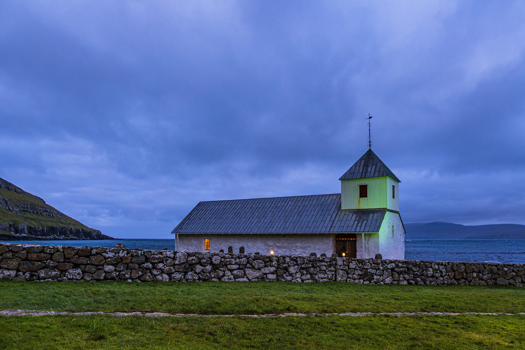 Die Kirche Ólavskirkjan im Dorf Kirkjubøur auf den Färöer Inseln | Die Kirche Ólavskirkjan im Dorf Kirkjubøur auf den Färöer Inseln.
