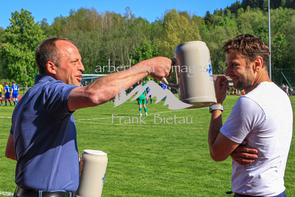 993T0215 | li. Brauereichef Sepp Falter deutet Trainer Schaller an was Ihn gleich erwartet