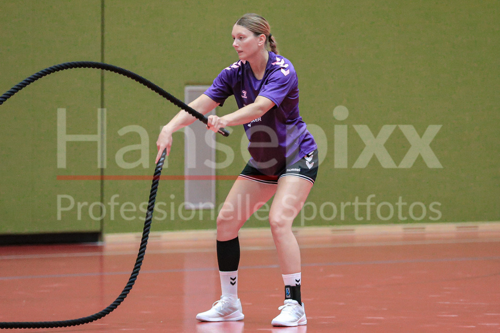 Handball, 2. Bundesliga Frauen, Training SV Werder Bremen | v.li.: Lena Thomas (SV Werder Bremen, 7) bei einer Übung, Trainingsübung