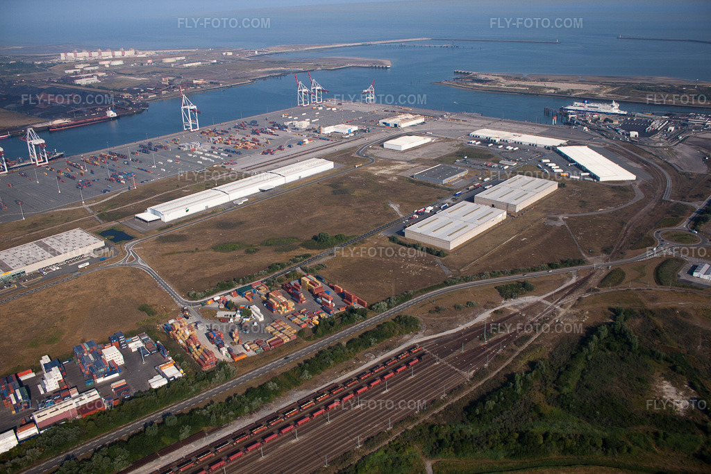Aerial view: Port at Loon-Plage in Loon-Plage in the state North, France. – Photo: IMG_58981.jpg taken on 07/22/2013 by Werner Riehm/FLY-FOTO.com – Resolution of the original: 4752 x 3168 px