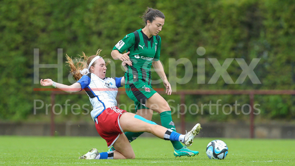 Fussball, 2. Frauen-Bundesliga, Hamburger SV - Borussia Möchengladbach | v.li.: Carla Morich (Hamburger SV, 10) und Kristina Bartsch (Borussia Mönchengladbach, 22) im Zweikampf, Duell, Dynamik, Aktion, Action, Spielszene, DIE DFB-RICHTLINIEN UNTERSAGEN JEGLICHE NUTZUNG VON FOTOS ALS SEQUENZBILDER UND/ODER VIDEOÄHNLICHE FOTOSTRECKEN. DFB REGULATIONS PROHIBIT ANY USE OF PHOTOGRAPHS AS IMAGE SEQUENCES AND/OR QUASI-VIDEO.