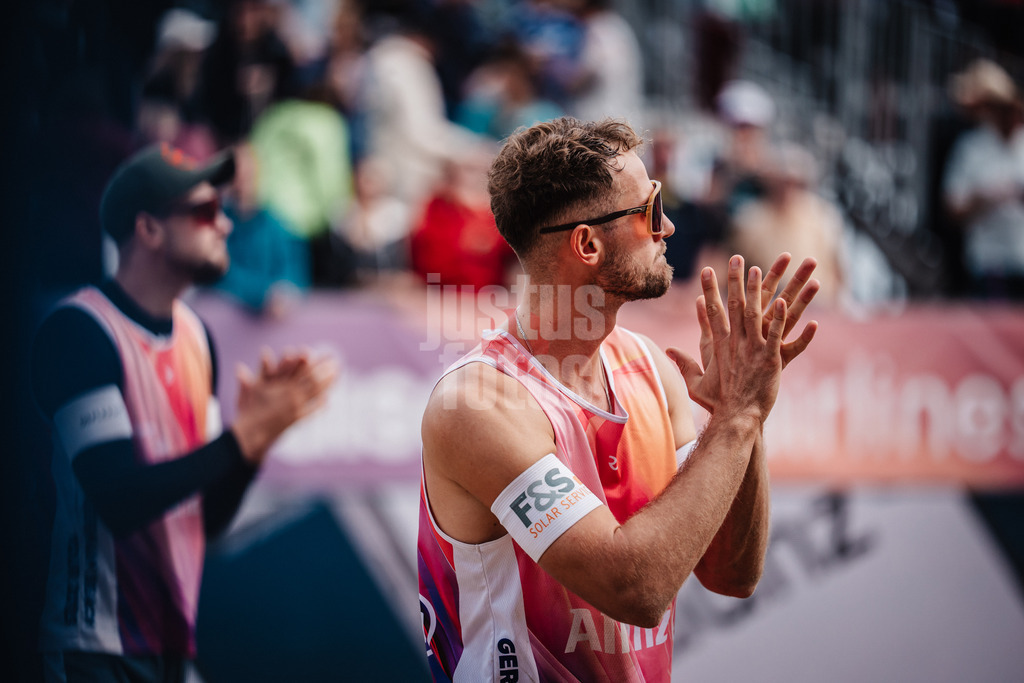 Beachvolleyball | Männer | Deutsche Meisterschaften 2025 Timmendorfer Strand | 05.09.2025 | Jonas Sagstetter applaudiert dem Publikum