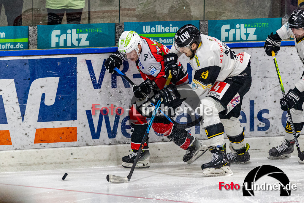 TSV Peißenberg Miners vs EA Schongau Mammuts | Eishockey Bayernliga 2023/2024, TSV Peißenberg Miners vs EA Schongau Mammuts, 20231215,
Kampf um den Puck Manuel SINGER (Miners 71) und Matthias Müller (Mammuts 19),
2023-12-15 in Peißenberg (Eisstadion)
71 Manuel SINGER (Miners 71), 19 Matthias MÜLLER (Mammuts 19)
Copyright: WolfgangxLindner foto-lindner.de
